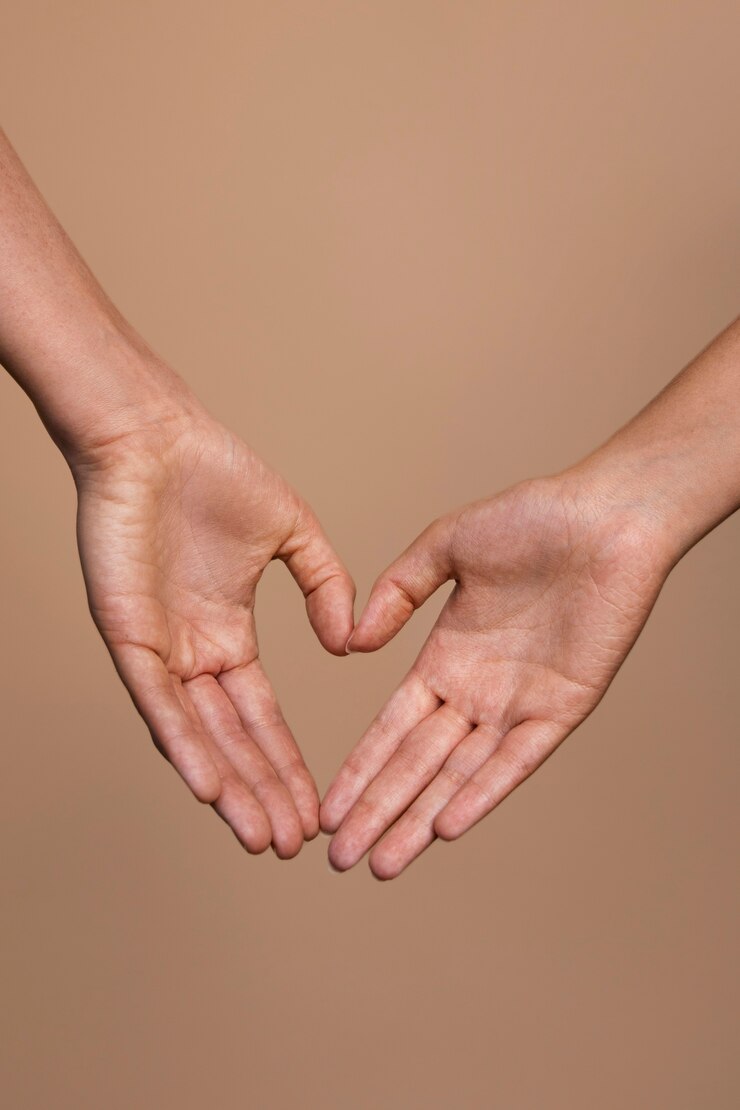mains en forme de coeur
