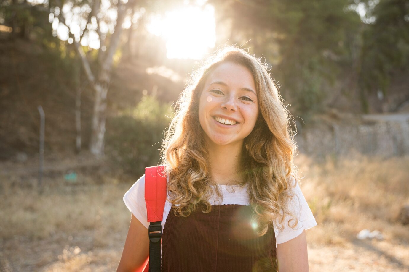 positive adolescente souriante dans nature 23 2148208863 1